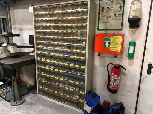   Entrepôt de petites pièces avec contenu