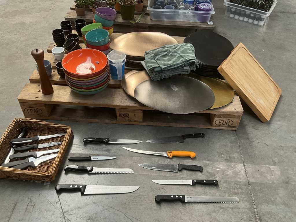 Party of various table utensils and kitchen utensils