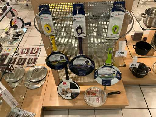 3 x bakpan met bijhorend gekleurd deksel, 1 x crepe/blinispan , 1 x crepepan met verdelen