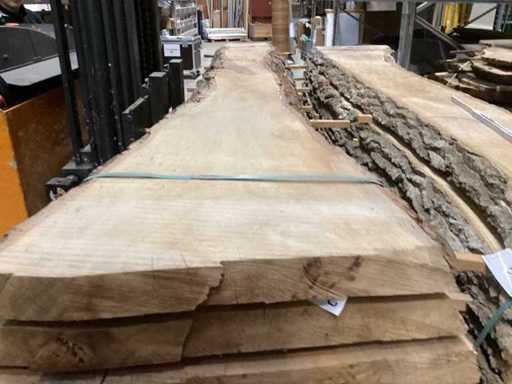 Ash block / trunk / 2.85m long / diameter approx. 60 / sawn in 55mm / 8 planks / dry air-dried