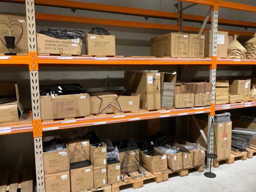 Vari materiali natalizi e decorativi