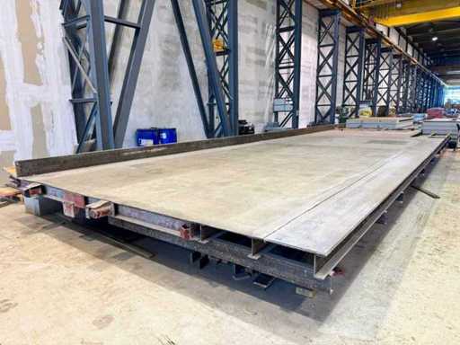 Table de production en acier industriel lourd / table de moulage pour l’industrie du béton préfabriqué 20,3x6,4x0,64 mètres + (20x) colliers à tension magnétique