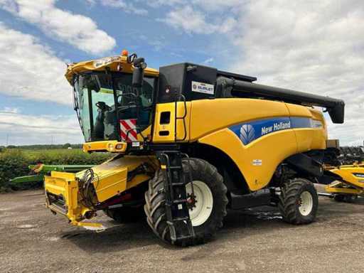 2011 New Holland CX8070 Combine