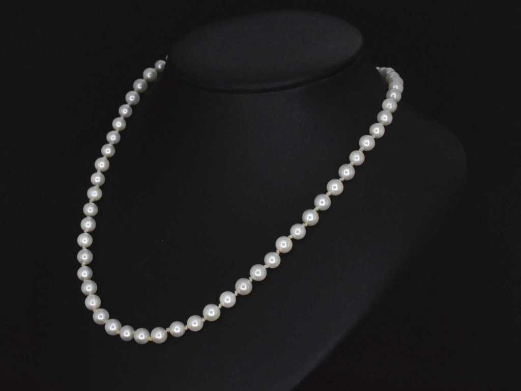 Collier de perles avec fermoir en or blanc