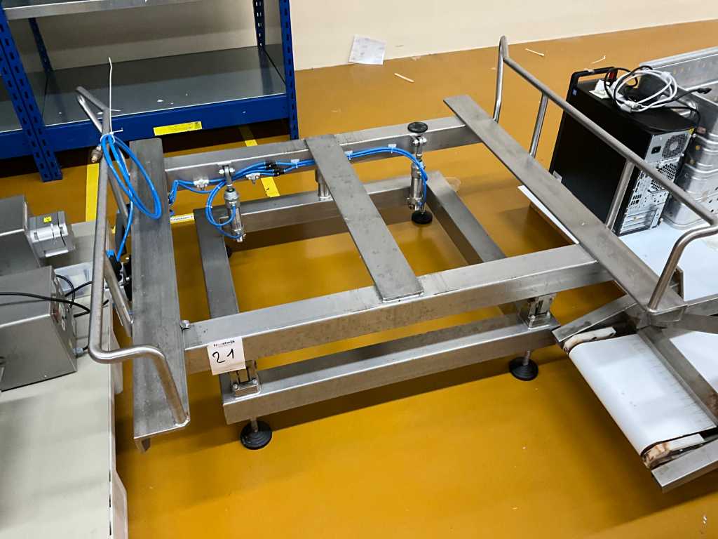 Ribaltatore di materiale per contenitori IBC