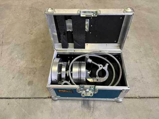 M8-Traversenhalterung für Beamer bis 150kg, z.B. Panasonic PT-DZ21