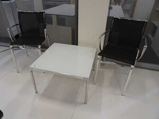 Tisch mit 2 Stühlen