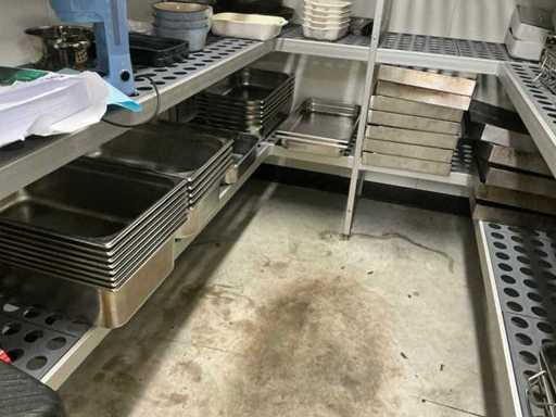 Batch of various kitchen utensils