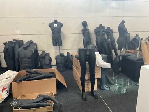 Große Charge verschiedener Schaufensterpuppen