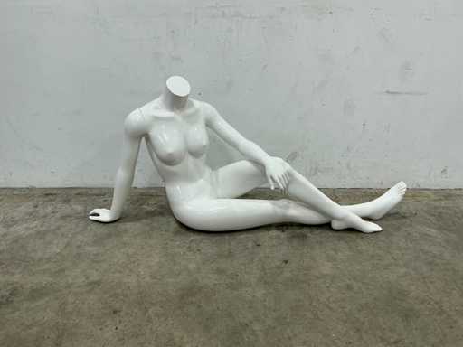 Mannequin lying down