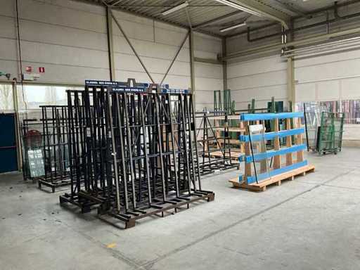 Un lot de poduri și cărucioare din sticlă