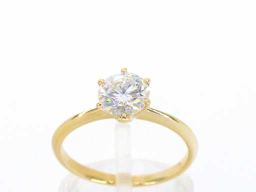 Gouden ring met een briljant geslepen diamanten van 0.70 carat