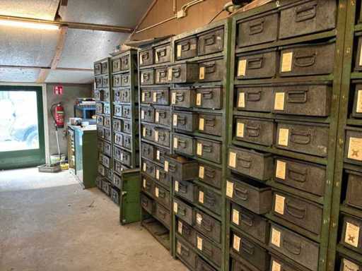 Armoire métallique incluant le contenu (5x)