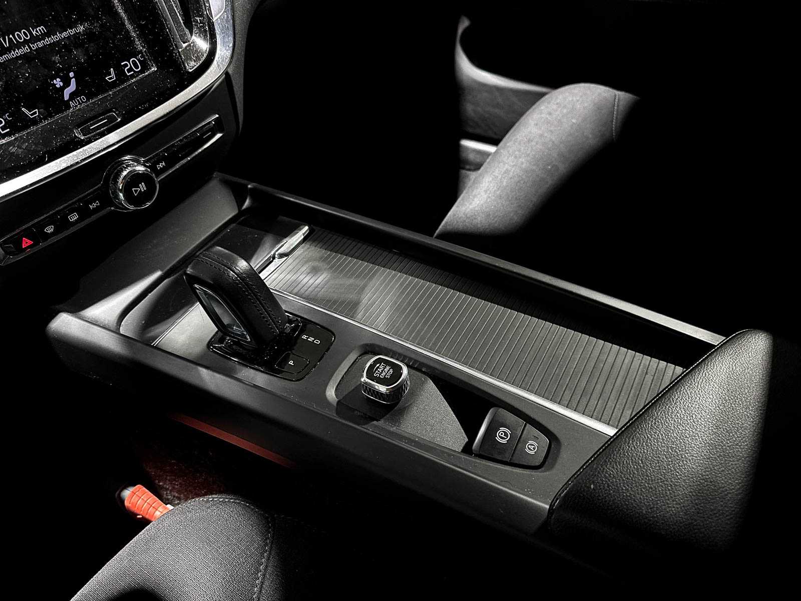 Volvo V60 2.0 B3 Momentum Advantage 163pk 2020 (Origineel-NL+1e eigenaar), K-370-BF