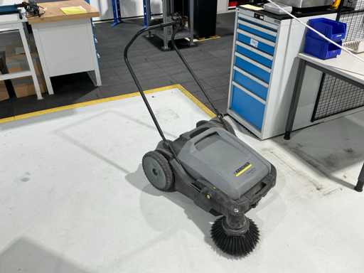 Kärcher KM 70/15 C Hand Sweeper