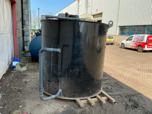 Serbatoio in plastica con vari accessori