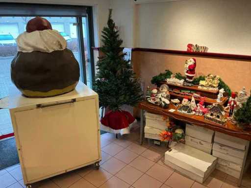 Materiale decorativo con tavolo espositivo