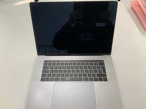 Apple A1990 15-calowy MacBook Pro MR932N/A Laptop