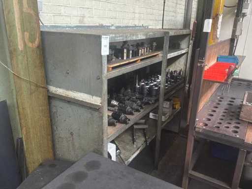 Metalen rek met gereedschapshouders