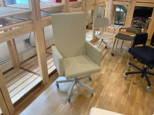 Lensvelt Beyond Space Boring Collection Bureaustoel