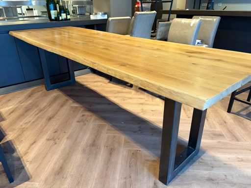 Table à manger en tronc d’arbre