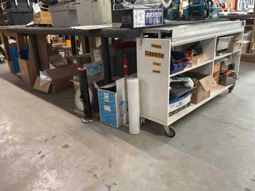 Galerie-Spanngerät mit Arbeitstisch.