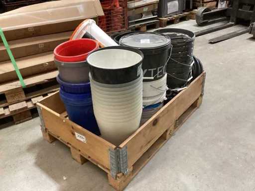 Cubo de lotes mixtos de varios tamaños y colores en paleta de marcos de madera