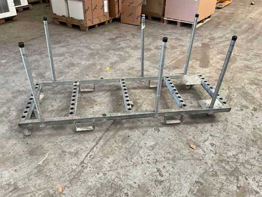 Stanowisko transportowe z słupkami, sankami i kółkami o wymiarach 200x78x90cm