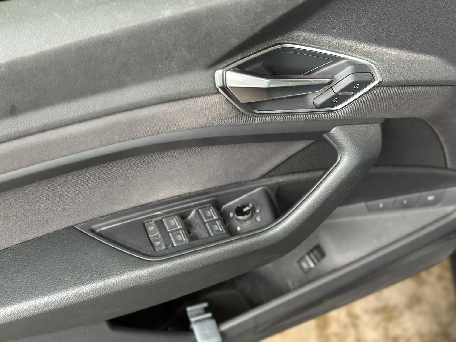 Audi e-tron 50 Quattro Launch Edition 71 kWh 313pk 2020 (Origineel-NL & 1e Eigenaar), J-840-LR