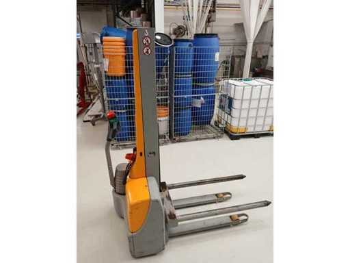 2000 JUNGHEINRICH EMC 10G-117-156E Stacker