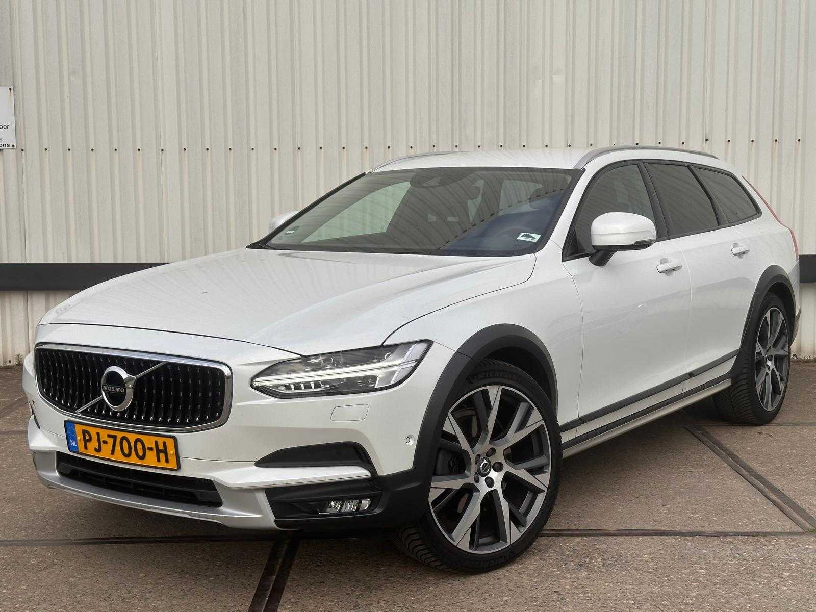 Volvo V90 Cross Country 2.0 D4 Pro z automatyczną skrzynią biegów; PJ-700-H