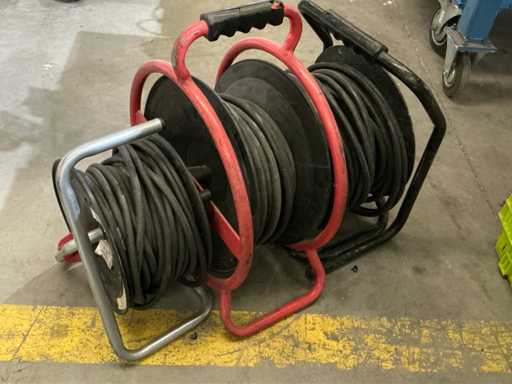 Verlängerungskabelspulen und Kabel (3x)