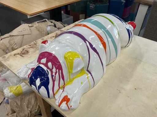 Harzfigur eines liegenden englischen Bulldoggens 90 cm