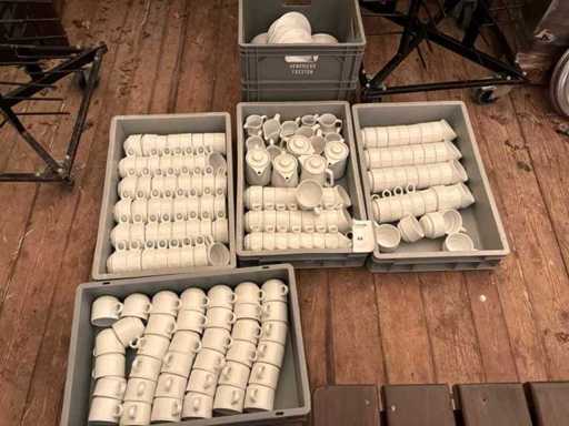 Partij koffietassen, ondertassen en kannetjes
