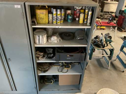 Kast met diverse inhoud