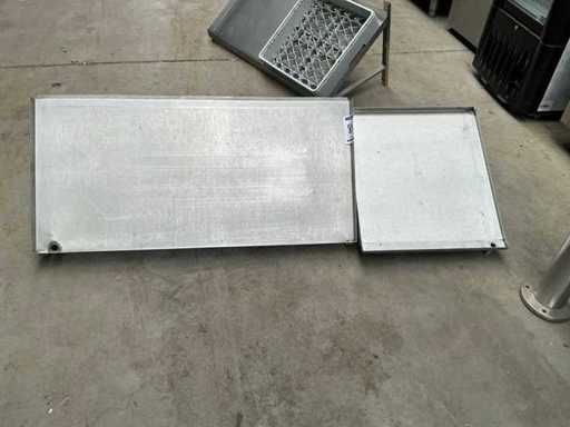 Verschiedene Edelstahl-Wandgestelle (2x)