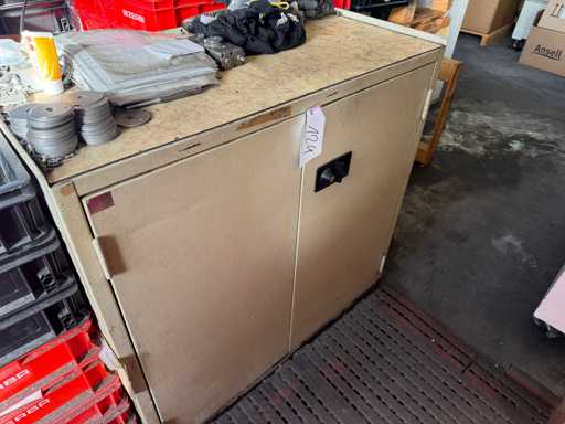   Werkstattschrank mit Inhalt