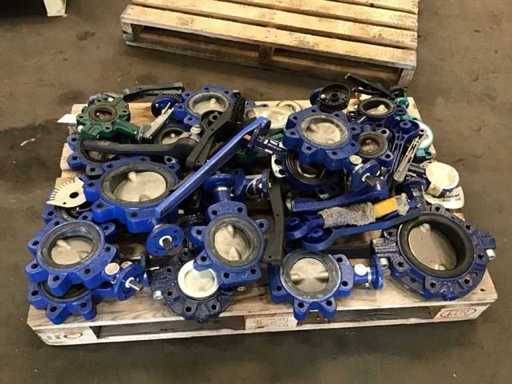 Pallets with valves and accessories for valves (2x)