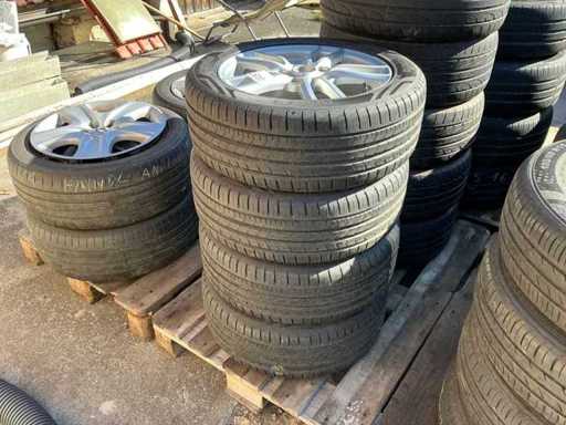 Pneumatici su cerchi in alluminio (4x)