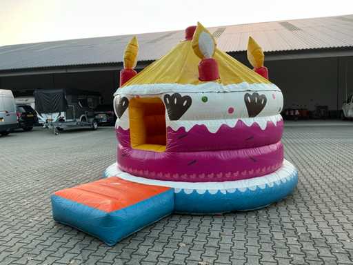 Dmuchany zamek z tortem urodzinowym / basen z piłkami