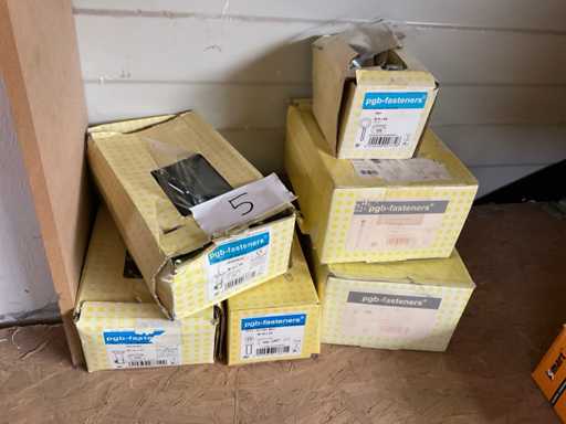 Boîtes, boulons, clous et vis à œil