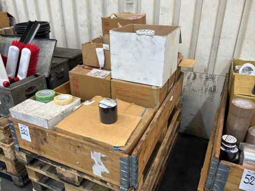 Différentes boîtes avec des rouleaux de ruban adhésif (11x)