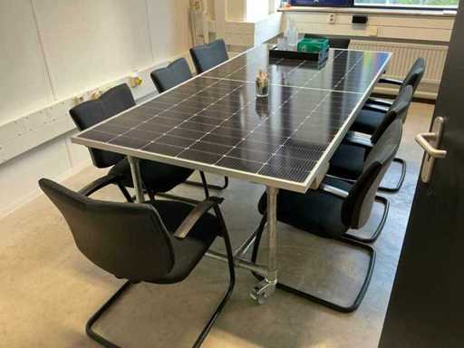 Tavolo solare per conferenze con sedie