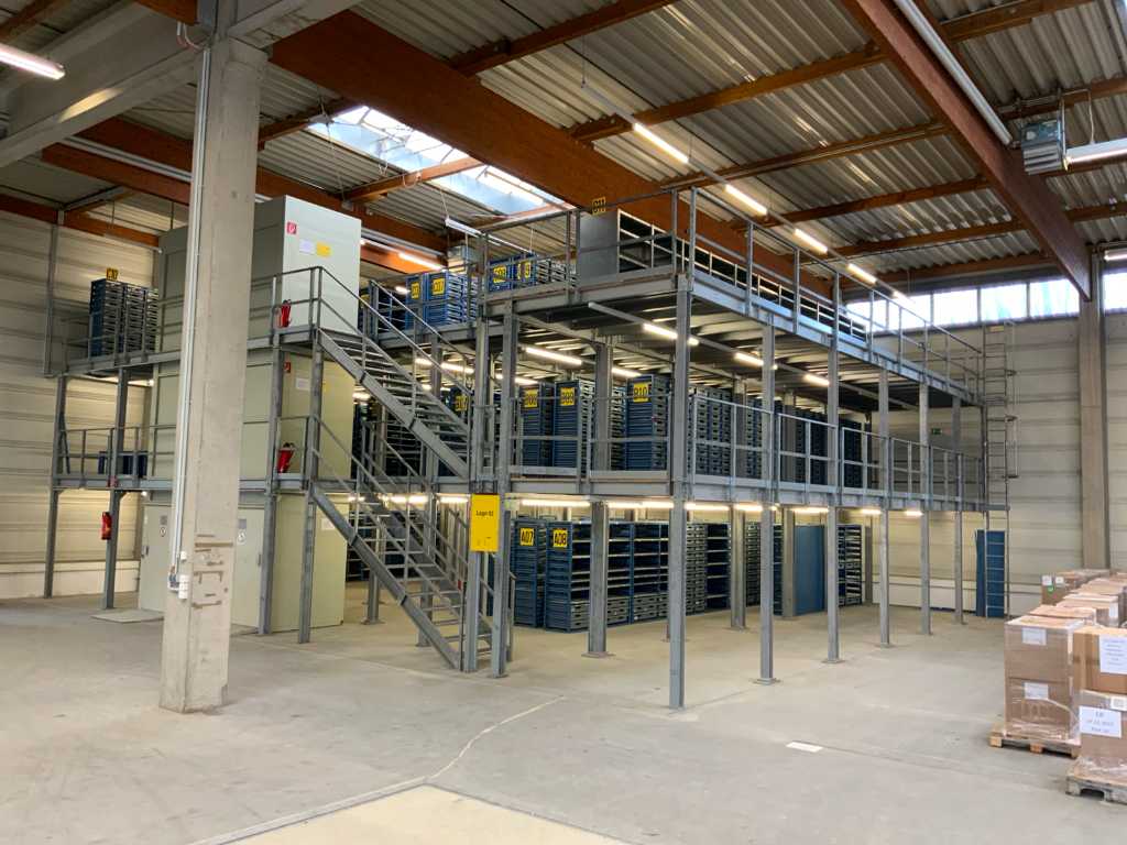 Sistema di scaffalature a piattaforma in acciaio Dexion con 2 montacarichi / magazzino al piano / soppalco
