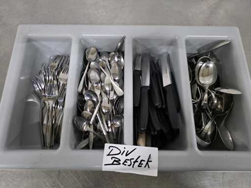 Un lot de diverse tacâmuri