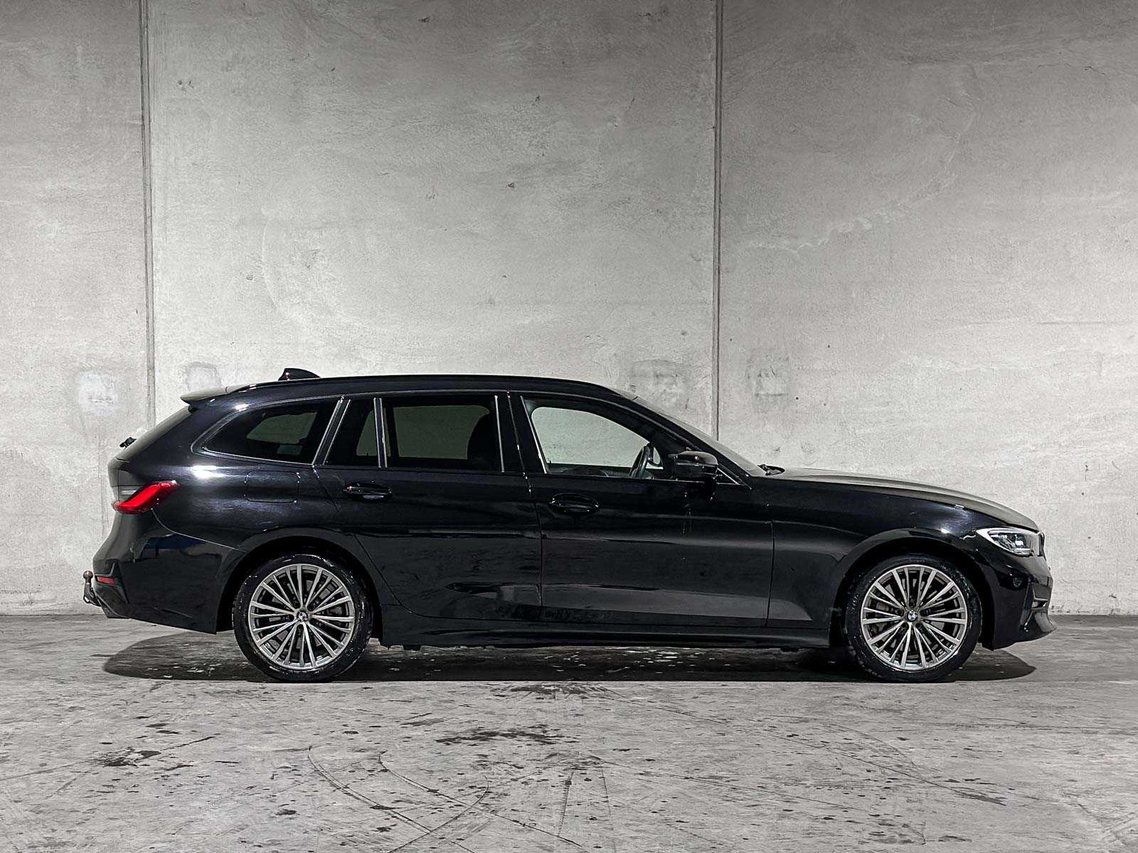 BMW 330e Touring Business Edition Plus 184pk 2021 3-serie (Origineel-NL + 1e Eigenaar) L-480-TL