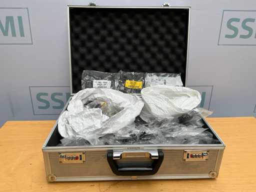 Aluminiowa walizka narz?dziowa lub schowkowa pe?na zestawów kabli/z??czy z mini z??czami D-Sub