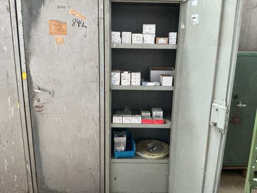 Zawartość szafy z materiałem elektrycznym