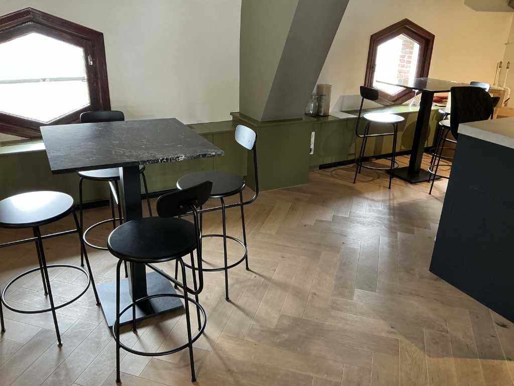 Canteen table with stools (2x)
