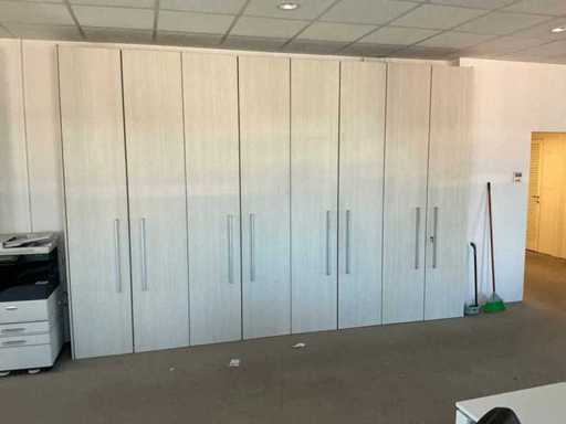 Armoire de bureau avec 8 portes